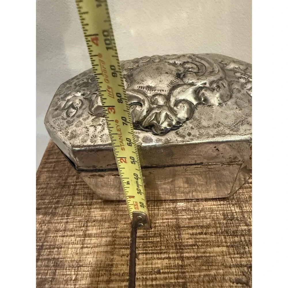 The Unbranded Brand vintage victorian